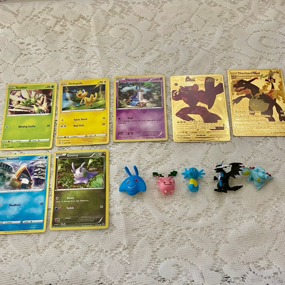 Lot VV:.12pc  Lot : 2 Gold Fan Arts Cards, 5 Pokemon Cards and 5 Pokémon…